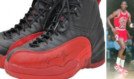 JAV krepšinio legendos M. Jordano sportinių batelių pora aukcione parduota už 560 000 dolerių