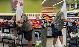 Neįprasta vyro apsauginė kaukė patraukė žmonių dėmesį: parduotuvės apsauga liepė nusiimti