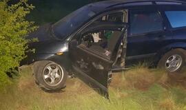 Nuo pareigūnų sprukęs neblaivus vairuotojas kelionę baigė laukuose