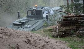 Pamažu prisijaukinami „Vilkai“: rengiami pėstininkų kovos mašinų įgulų vadai