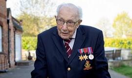 Pandemijos „herojaus“ britų veterano 100-ojo gimtadienio proga surengtas aviacijos paradas