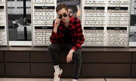 Saulės akinių tendencijos pagal stilistą J.Šatą: kas lieka, o kas pasitraukia?