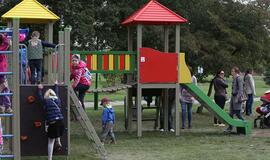 Vaikų žaidimų aikštelėse vėl gali žaisti kelių šeimų vaikai