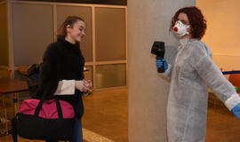 Grįžusieji iš užsienio patys spręs, tirtis ar ne