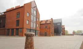 Moters galva įstrigo kavinės pertvaroje