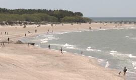 Palanga pirmą vasaros dieną: drąsiausi lenda ir į jūrą