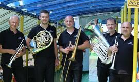Brass kvintetas linksmino Smiltynės lankytojus