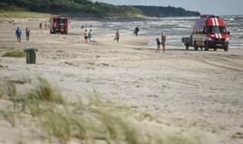 Į paplūdimius suplūdę lietuviai ant blakstienų stato gelbėtojus: pamelavo apie ištrauktą negyvą moterį
