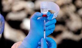 Ilgai laukta vakcina nuo COVID-19: prekiauti ja pradės nuo sausio, dozė kainuos 2–3 eurus