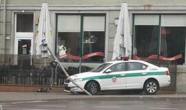 Neringos patruliai Klaipėdoje nuvertė šviesoforą