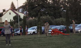 Senjorams karių pasisveikinimas su šūviu iš istorinio pabūklo