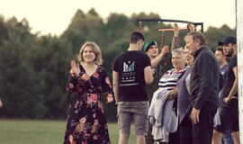 Senjorams karių pasisveikinimas su šūviu iš istorinio pabūklo