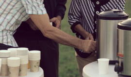 Senjorams karių pasisveikinimas su šūviu iš istorinio pabūklo