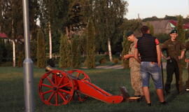 Senjorams karių pasisveikinimas su šūviu iš istorinio pabūklo