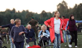Senjorams karių pasisveikinimas su šūviu iš istorinio pabūklo