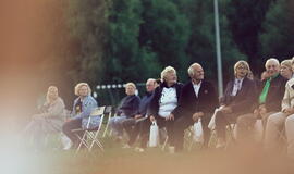 Senjorams karių pasisveikinimas su šūviu iš istorinio pabūklo