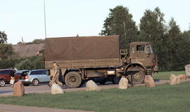 Senjorams karių pasisveikinimas su šūviu iš istorinio pabūklo