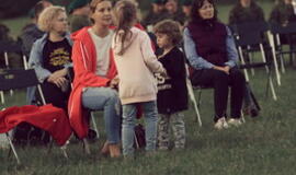 Senjorams karių pasisveikinimas su šūviu iš istorinio pabūklo