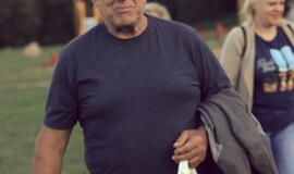 Senjorams karių pasisveikinimas su šūviu iš istorinio pabūklo