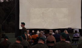 Senjorams karių pasisveikinimas su šūviu iš istorinio pabūklo