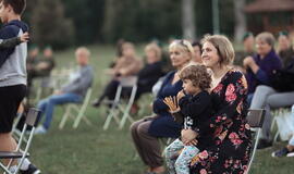 Senjorams karių pasisveikinimas su šūviu iš istorinio pabūklo
