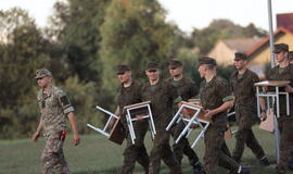 Senjorams karių pasisveikinimas su šūviu iš istorinio pabūklo