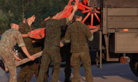 Senjorams karių pasisveikinimas su šūviu iš istorinio pabūklo