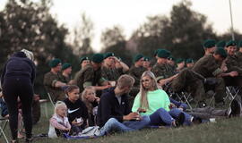 Senjorams karių pasisveikinimas su šūviu iš istorinio pabūklo