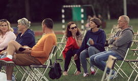 Senjorams karių pasisveikinimas su šūviu iš istorinio pabūklo