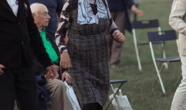 Senjorams karių pasisveikinimas su šūviu iš istorinio pabūklo