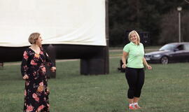 Senjorams karių pasisveikinimas su šūviu iš istorinio pabūklo