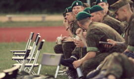 Senjorams karių pasisveikinimas su šūviu iš istorinio pabūklo