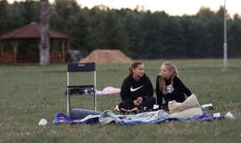 Senjorams karių pasisveikinimas su šūviu iš istorinio pabūklo