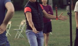 Senjorams karių pasisveikinimas su šūviu iš istorinio pabūklo