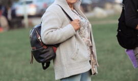 Senjorams karių pasisveikinimas su šūviu iš istorinio pabūklo