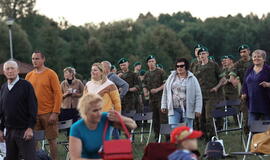 Senjorams karių pasisveikinimas su šūviu iš istorinio pabūklo