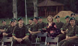 Senjorams karių pasisveikinimas su šūviu iš istorinio pabūklo