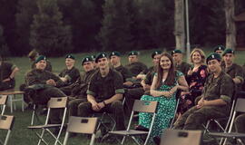 Senjorams karių pasisveikinimas su šūviu iš istorinio pabūklo