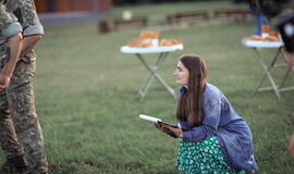 Senjorams karių pasisveikinimas su šūviu iš istorinio pabūklo