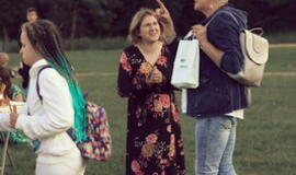 Senjorams karių pasisveikinimas su šūviu iš istorinio pabūklo