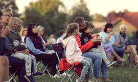 Senjorams karių pasisveikinimas su šūviu iš istorinio pabūklo