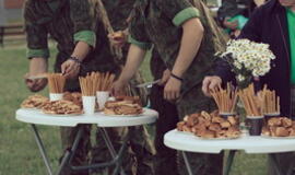 Senjorams karių pasisveikinimas su šūviu iš istorinio pabūklo