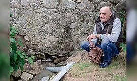 Po kapinių tvora – neaiškios kilmės upelis