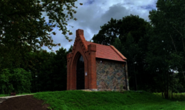 Priekulės seniūnijoje restauruota koplyčia-mauzoliejus