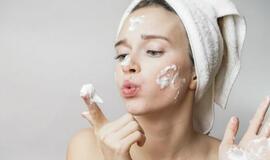 Rūgštinės kosmetikos naudojimas vasaros sezonu – profesionalai ragina nesiklausyti vyraujančių mitų
