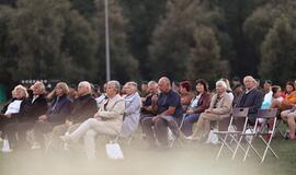 Senjorams karių pasisveikinimas su šūviu iš istorinio pabūklo