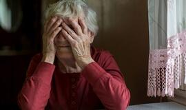 91 metų vilnietė į namus atėjusiam sukčiui atidavė 10 tūkst. eurų