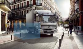 „Sideguard Assist“ pradėta montuoti į daugelį „Mercedes-Benz“ sunkvežimių