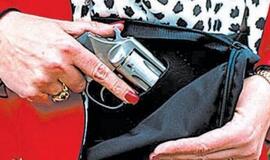 Keista istorija: gatvėje rasta gulinti girtutėlė moteris su nelegaliu revolveriu