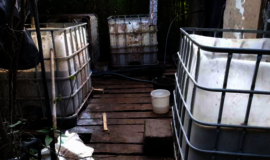 Negyvenamoje sodyboje gamino naminę degtinę